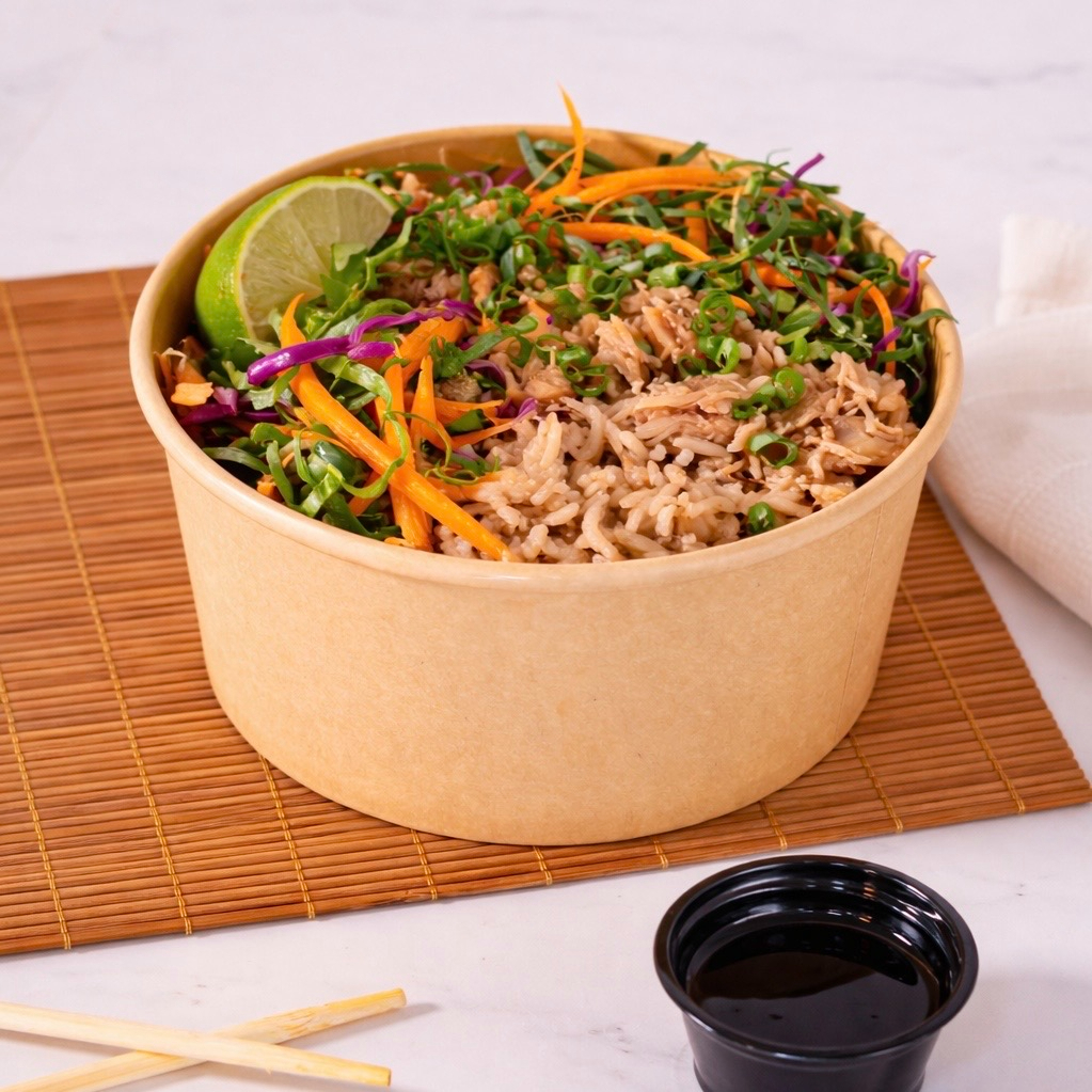 Frango desfiado temperado, arroz estilo Japonês, salada mix, limão, molho teriyaki.