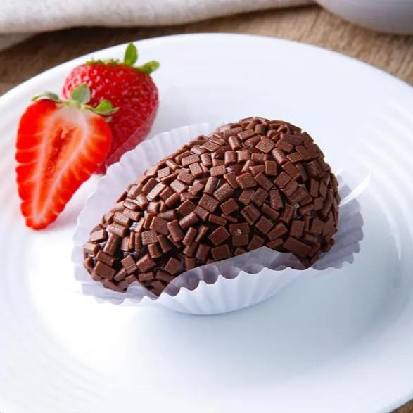 Preparadas com morangos selecionados, envolvidos em nosso brigadeiro cremoso e finalizadas com bastante granulé de chocolate ao leite, nossas coxinhas de morango equilibram perfeitamente o frescor da fruta e a intensidade do chocolate.