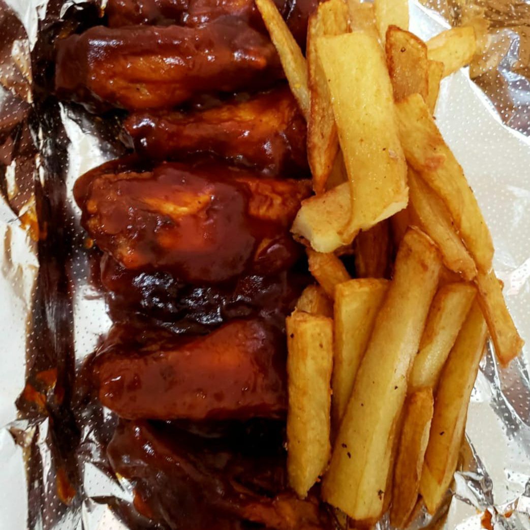 Alitas BBQ, 8 Pzas. con 100grs de Papas