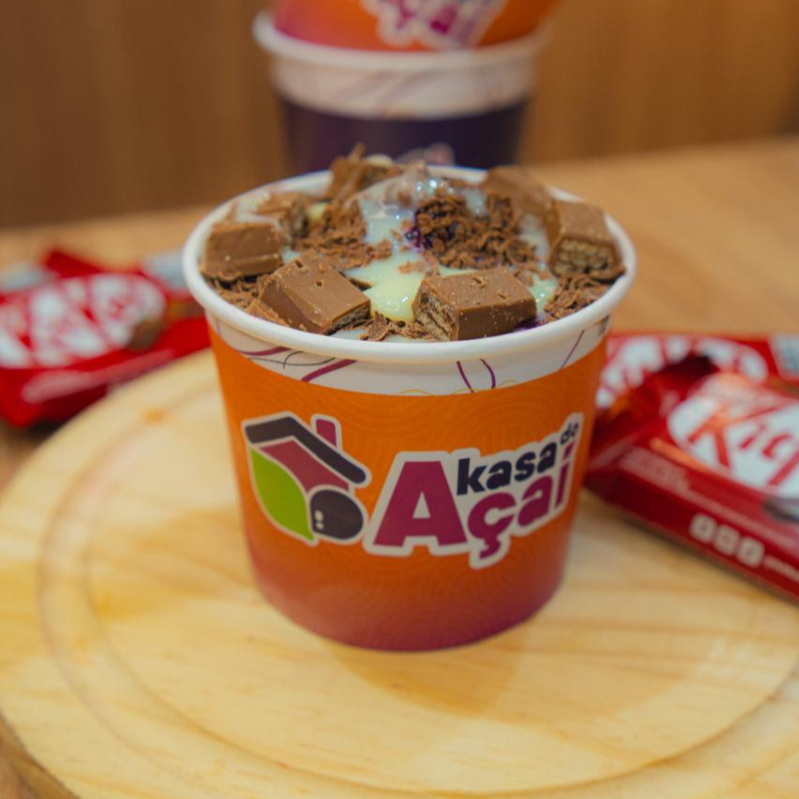 Açaí tradicional super cremoso, acompanhado de leite condensado, raspas de chocolate e pedaços de Kit Kat que trazem a crocância perfeita. Uma combinação deliciosa para quem ama chocolate e um açaí bem caprichado! 😋
