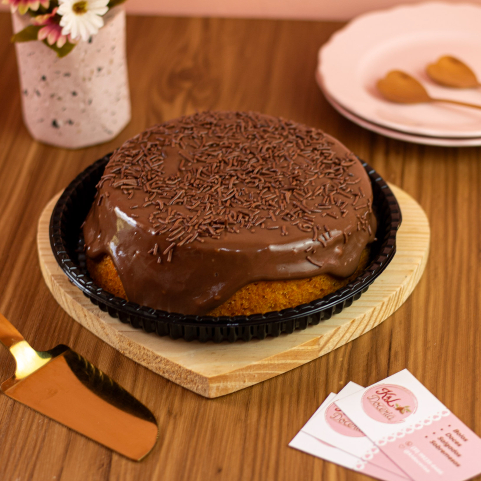Bolo comum de cenoura com cobertura de brigadeiro 50% cacau no meio e por fora ótima opção para quem gosta de bolo de cenoura artesanal com muita cobertura .
Tamanho 19cm rende de 8 a 10 fatias não contém aditivos químicos e conservantes.
*Manter sob refrigeração*