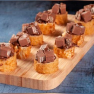 10 unidades
banana, chocolate preto, folha de harumaki, farinha panko e pedaços de chocolate Kit Kat.