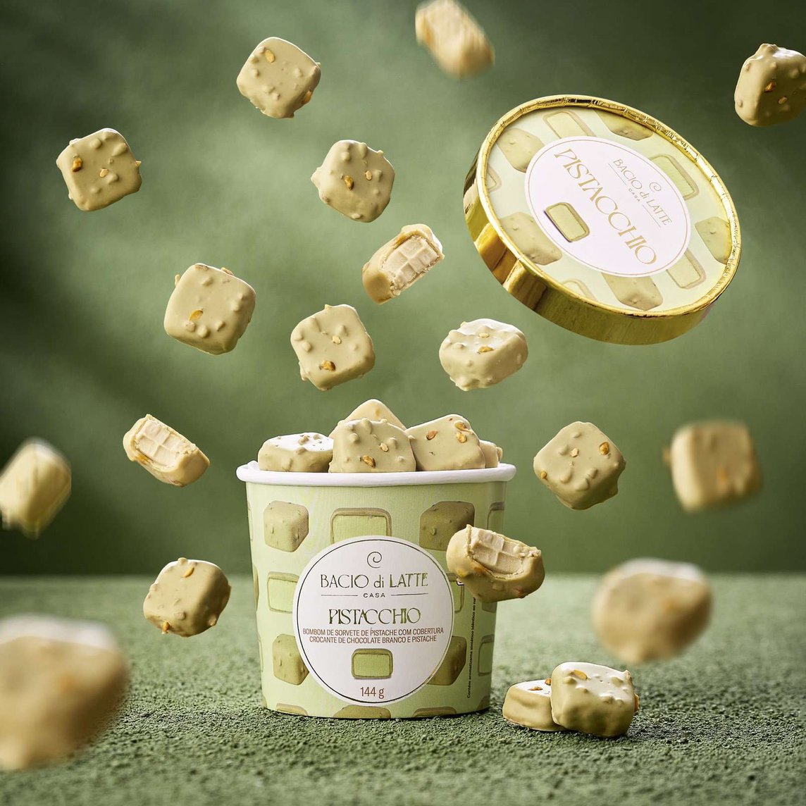 Bombom de gelato de pistache com cobertura crocante de chocolate branco e pistache