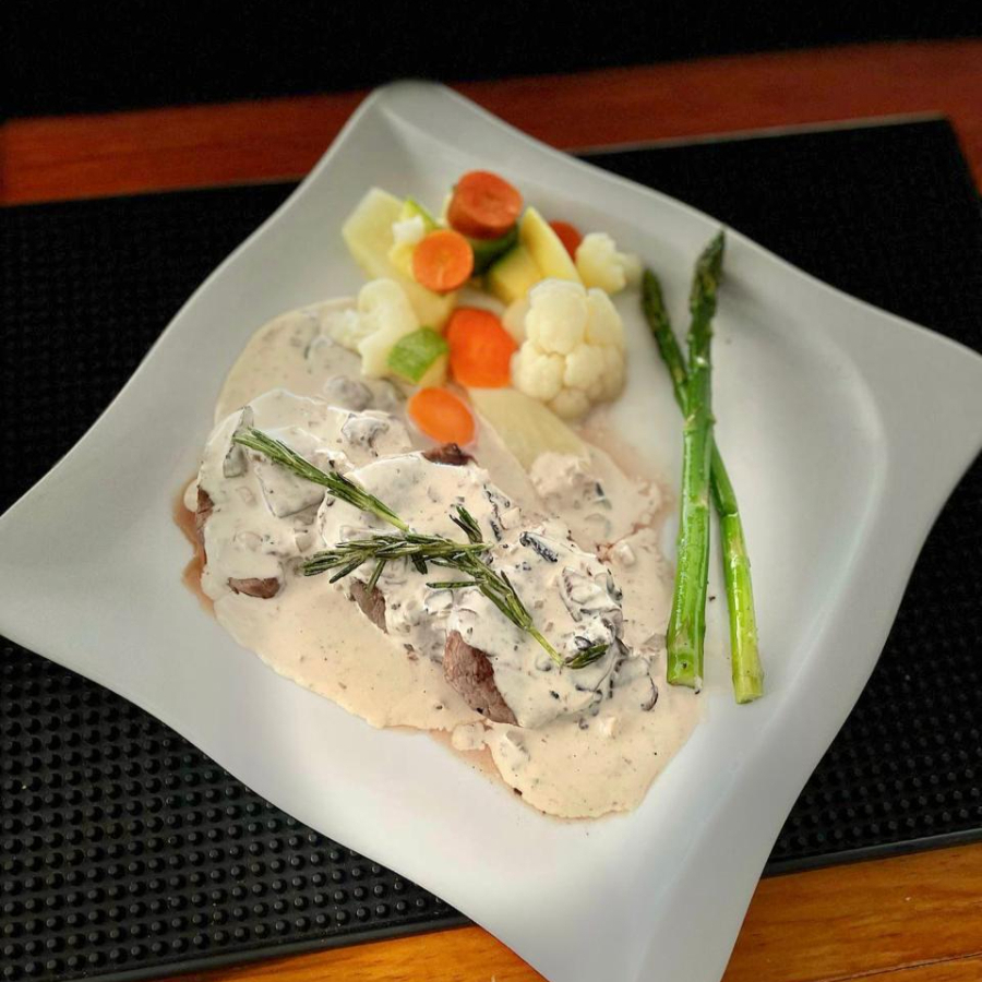 Medallon de res en salsa de champiñón