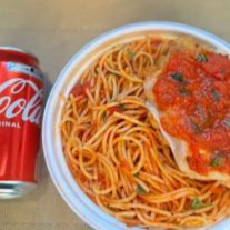 Marmita com delicioso filé de frango parmegiana (empanado na massa crocante coberto com molho de tomates e queijo) acompanhado de macarrão espaguete ao molho de tomates. Acompanha refrigerante lata Coca Cola 350ml bem gelada. Marmita indicada para 01 pessoa.