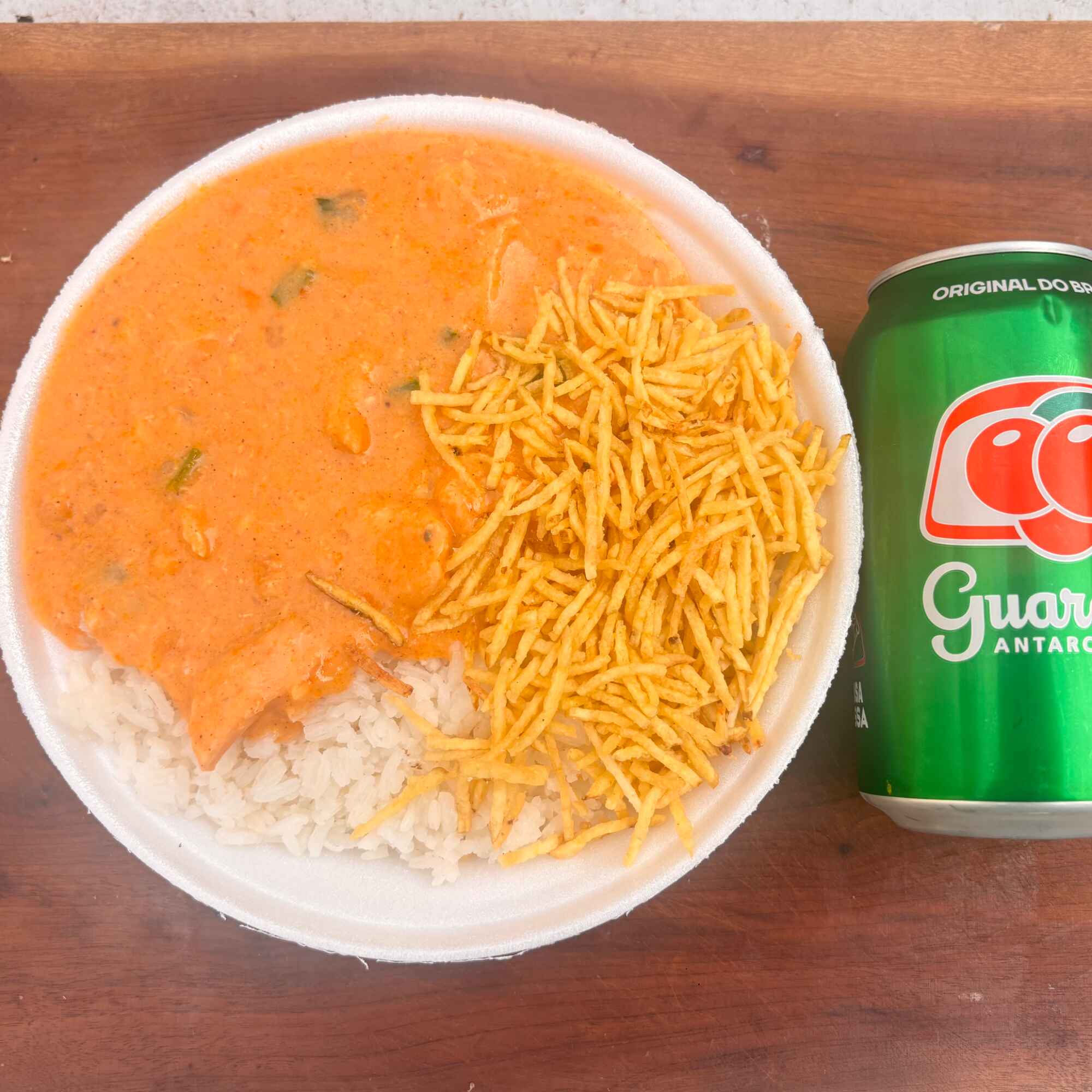 Arroz soltinho, Strogonoff de Frango cremoso, batata palha acompanha Guaraná Lata.