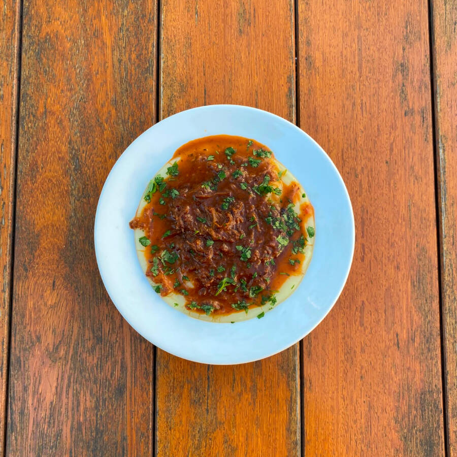 Creme de purê de batatas acompanhado de costela desfiada ao molho de tomates pelados e cerveja preta