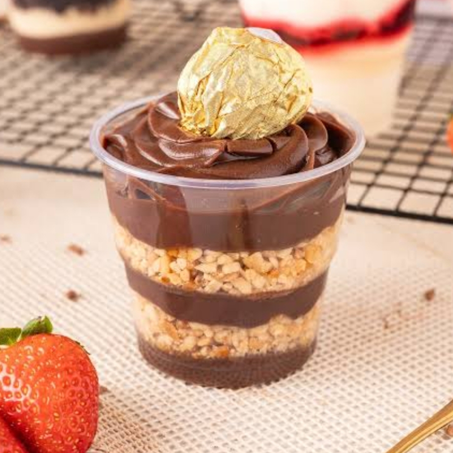 bombom com cobertura de brigadeiro, creme de avelã, amendoim granulado e 50% bombom Ferrero Rocher