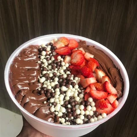 Açai de 750 ml na marmita com leite em pó, banana, granola, leite condensado, uva, jujuba
