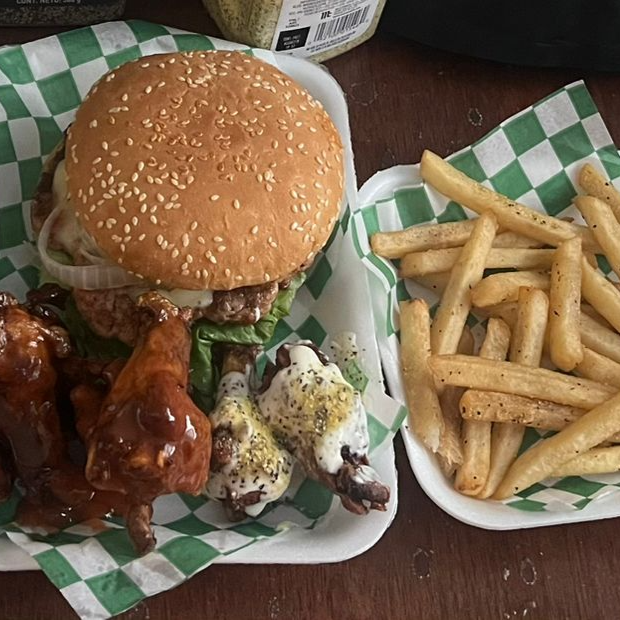 Hamburguesa Clásica + 5 Alitas Bbq