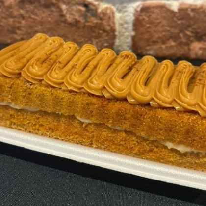 O equilíbrio perfeito entre tradição e sabor! Uma massa saborosa com canela, recheado com leite Ninho e para finalizar, uma cobertura de doce de leite com um toque de canela. Peso médio: 360g