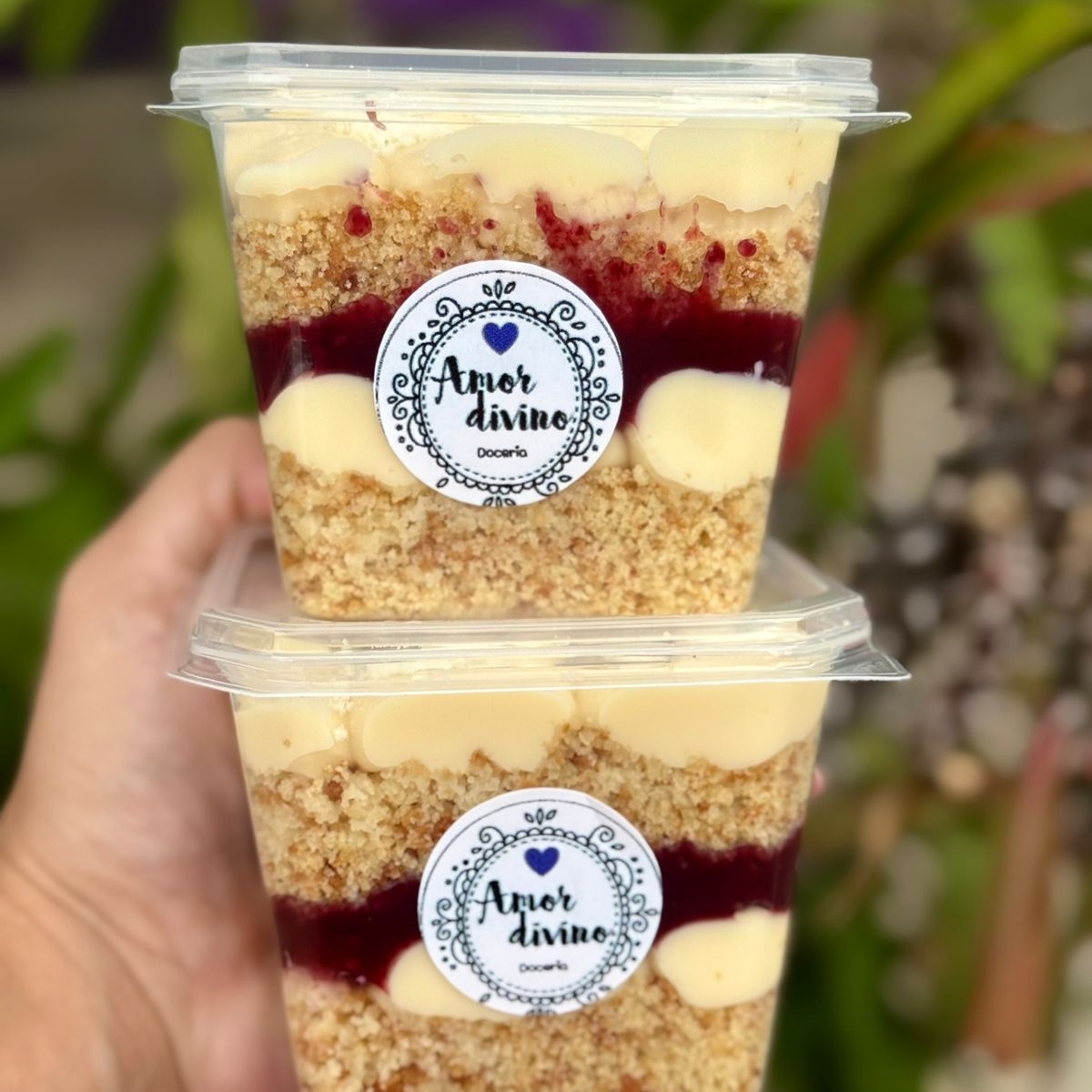 bolo de baunilha com recheio com ninho e geleia de frutas vermelha. 250ml