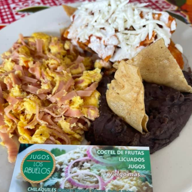 Huevo con Jamón y Guarnición de Chilaquiles