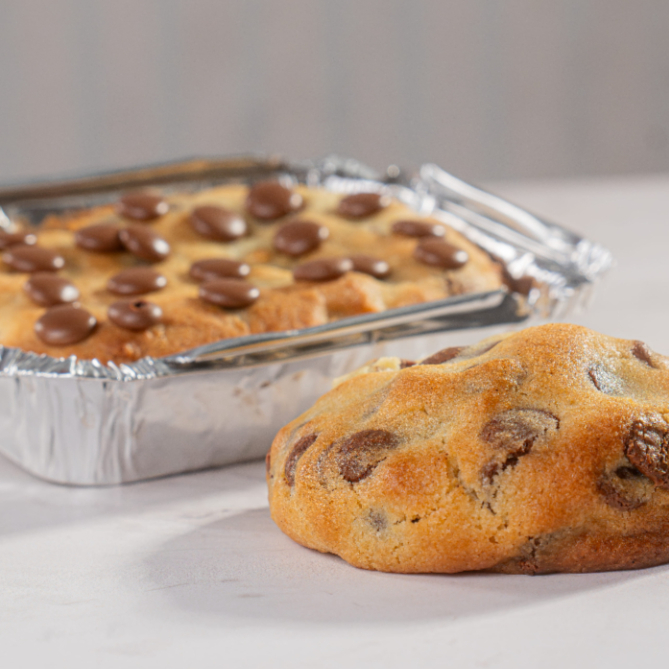 A união de um dos nossos sabores mais vendido em duas versões para quem não abre mão da Nutella Original. Este combo apresenta o Cookie de massa amanteigada recheado com Nutella Original, junto com a Mini Torta de base crocante e recheio generoso do mesmo creme, garantindo a mesma qualidade e o sabor autêntico em formatos diferentes para uma experiência completa.