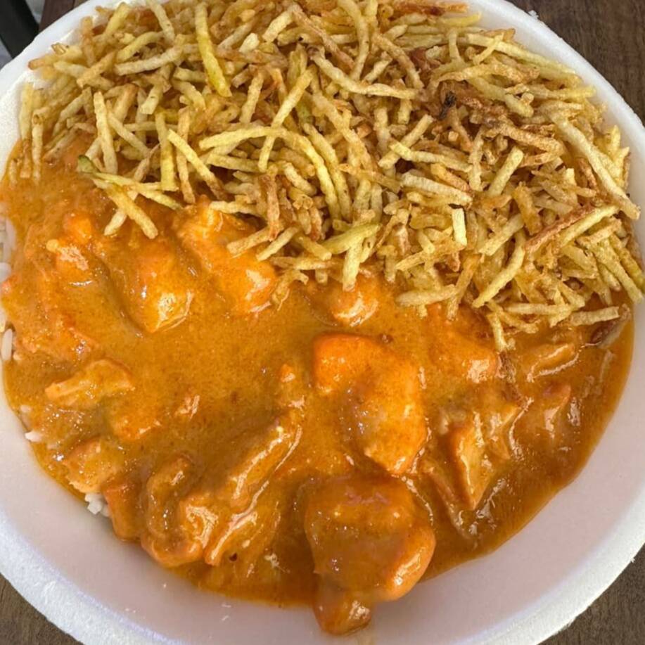 O nosso Strogonoff de FRANGO na categoria 'Quentinhas é uma verdadeira sensação de sabores. Composto por um delicioso feijão fresquinho, arroz branco macio, macarrão al dente e uma crocante batata palha, é um prato que promete satisfazer seu paladar. Experimente e saboreie cada ingrediente desse prato incrível!