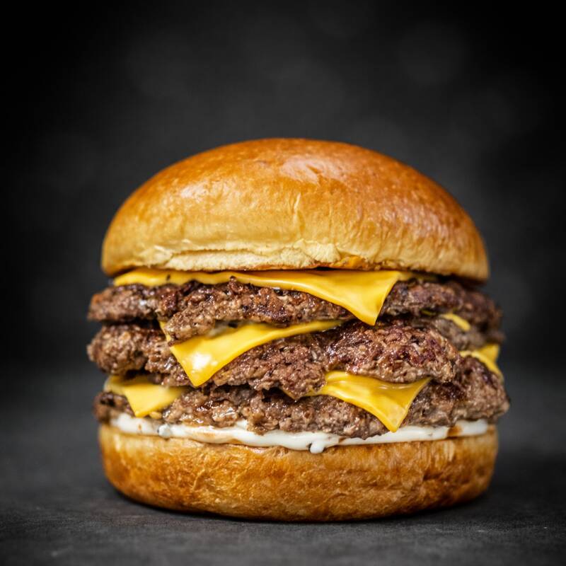 Pão brioche seladinho, 3 hambúrgueres artesanais de 80g no estilo smash — com aquela crostinha dourada e suculência no ponto! Maionese Hellmann’s cremosa e queijo cheddar derretidinho.
