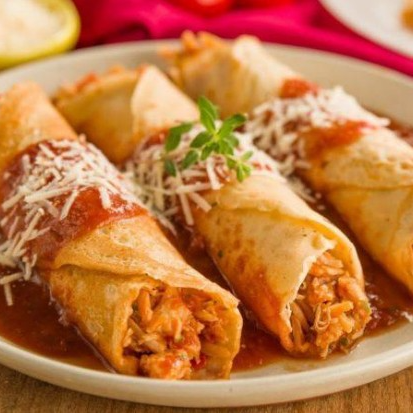 Acompanha arroz, feijão, batata frita e salada