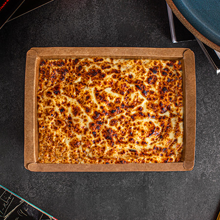 Lasanha Bolonhesa. Em camadas irresistíveis, a Lasanha Bolonhesa te convida a uma viagem gastronômica inesquecível pela Itália. Massa fresca se une a um suculento molho à bolonhesa, preparado com carne moída bovina refogada em especiarias e vinho tinto seco. Para completar a sinfonia de sabores, um cremoso molho branco à base de leite e especiarias envolve tudo em um abraço aconchegante. Finalizada com queijo mussarela, cada mordida revela uma explosão de texturas e sabores autênticos: carne tenra, molho encorpado, cremosidade e a maciez da massa. Atenção: produto congelado, pronto para consumo. Descongele no micro-ondas em apenas 5 minutos e está pronto. Gostoso, prático e sem conservantes!