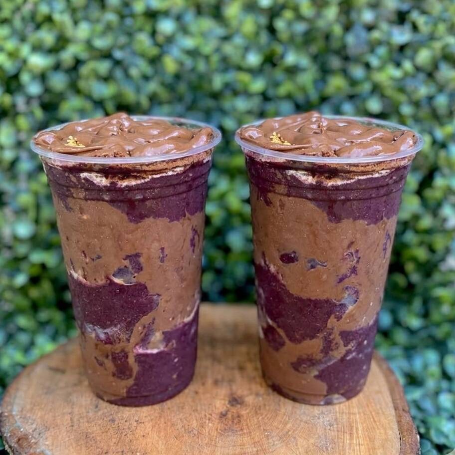 Dois copos de acai de 400ml / Açai, leite em po, granola,xerem de amendoim,creme de avelã, banana e leite condensado.