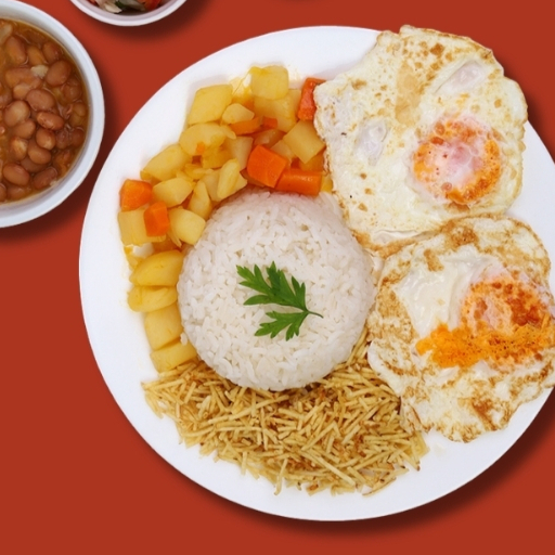 Delicioso Marmitex com 2 ovos, arroz, feijão, legumes, farofa e batata palha.