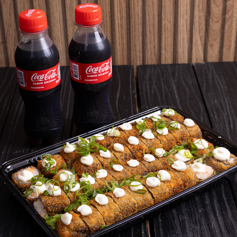 50 unidades de hot roll crocante, recheados com salmão grelhado e cream cheese, cobertos com mais cream cheese e cebolinha fresca. Acompanha 2 Coca-Colas 200ml grátis. Promoção especial para quem ama hot roll com bebida gelada! Serve até 3 pessoas.