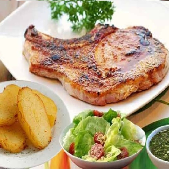Chuleta con Ensalada y Papas Doradas