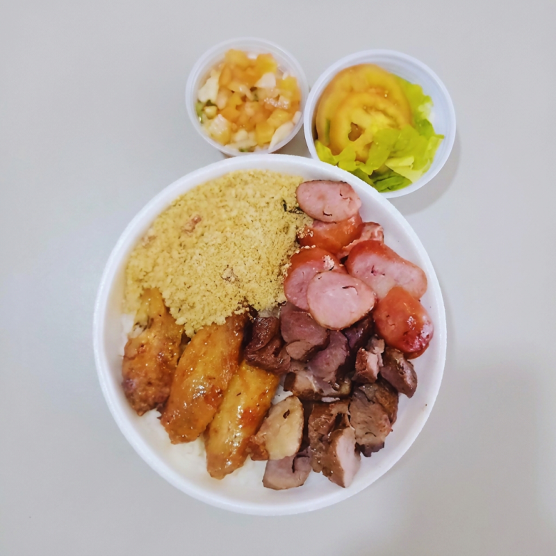 A Marmitex de Churrasco mais completa! Com seleção de carnes (Carne, Linguiça, Frango), Arroz Branco, Feijão Carioca, Farofa Temperada, Salada, Vinagrete Fresco e o cremoso Molho de Alho