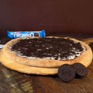 "A crocância irresistível de Negresco! Nossa massa tradicional com muçarela derretida, coberta com um generoso creme e finalizada com pedaços crocantes do autêntico biscoito Negresco. O equilíbrio perfeito entre cremosidade e o sabor intenso do chocolate dark. Experimente essa novidade!"