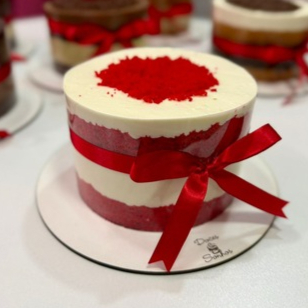 Deliciosa massa de Red Velvet com recheio de mousse de Ninho. Aprox. 1kg