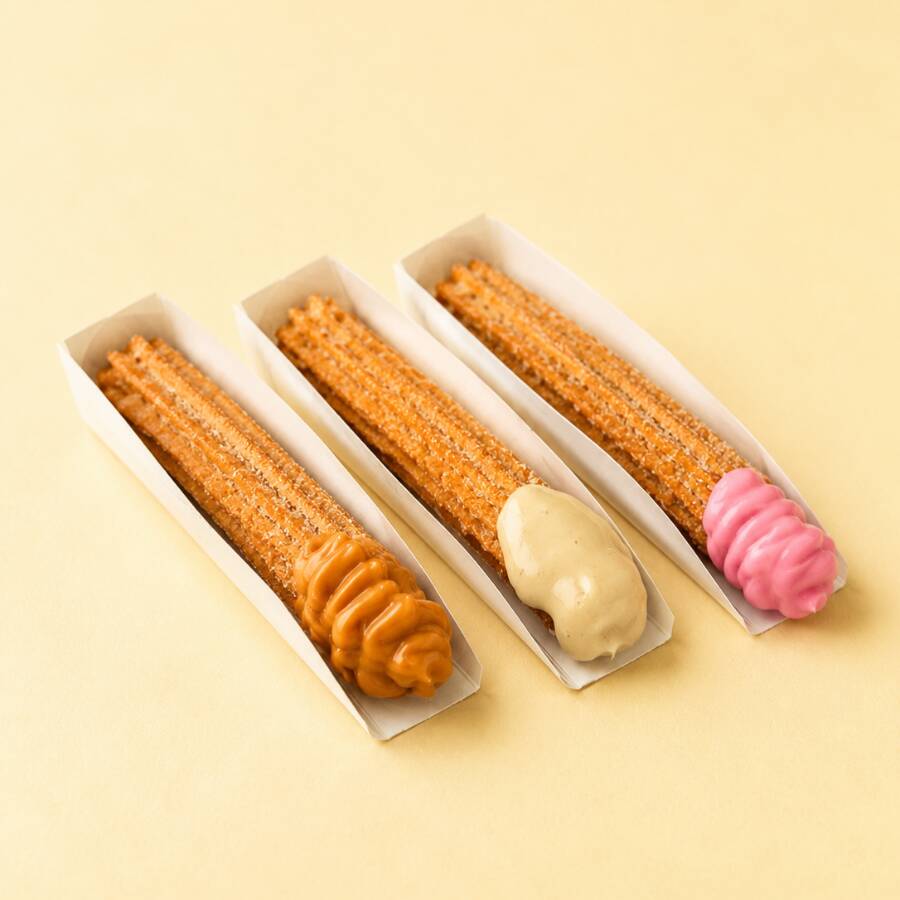 O clássico que nunca decepciona! Um churros crocante por fora, macio por dentro e recheado com a sua escolha favorita. Perfeito pra matar a vontade com muito sabor em cada mordida!