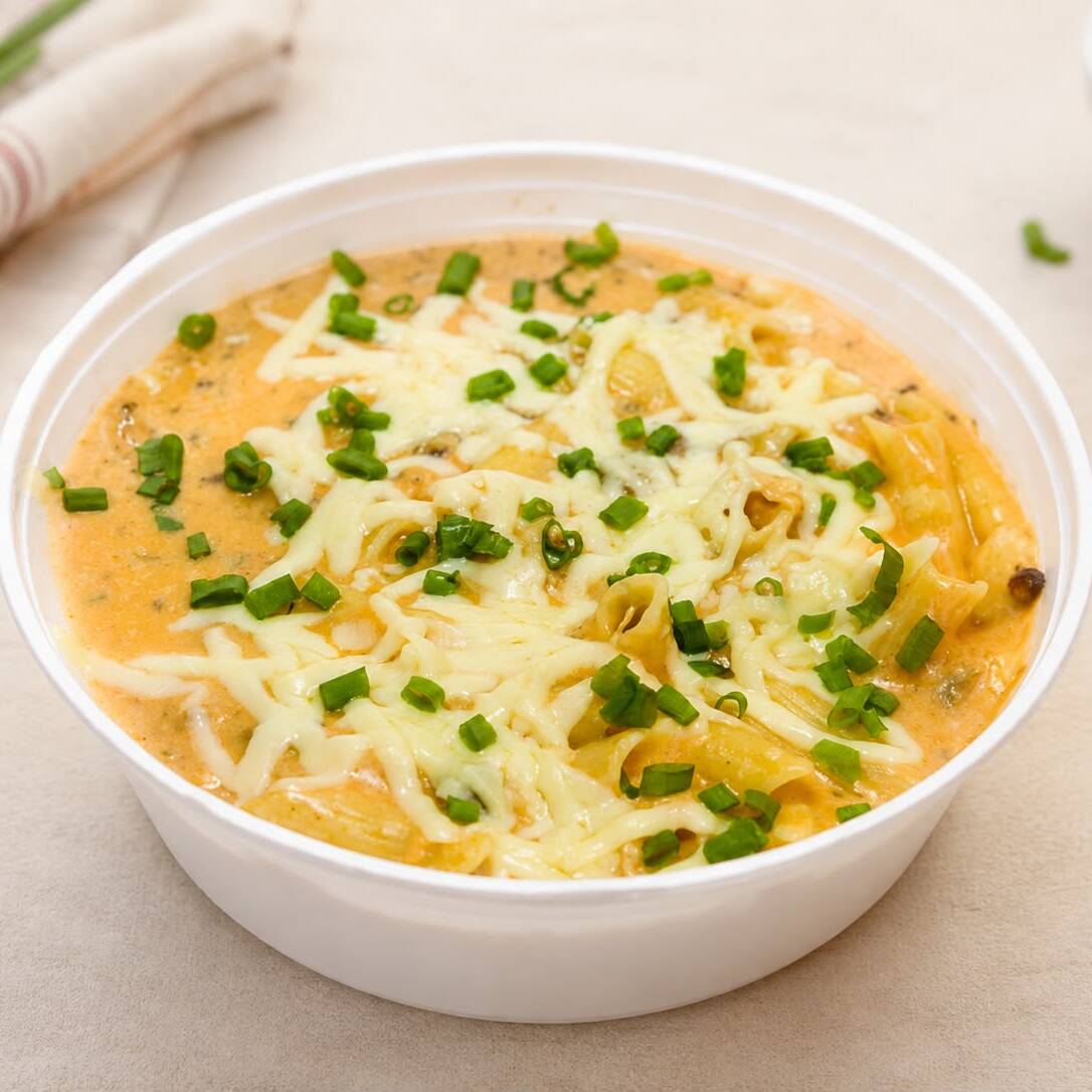 Escolha seu molho, macarrão e até 6 ingredientes para montar seu prato do jeitinho que você gosta! 😋 Finalizado com mussarela e cebolinha, preparado com muito sabor e aquele toque especial de comida feita na hora. ❤️