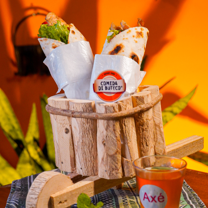 Petisco: Sinta a explosão de sabores! Nosso petisco, que é feito com tiras de frango douradas e perfeitamente temperadas. A base crocante de alface e o frescor aromático do coentro se unem para criar uma experiência única. Finalizado com a nossa maionese caseira, que adiciona uma cremosidade irresistível e um toque especial a cada mordida.