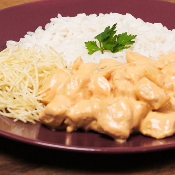 Strogonoff cremoso de Frango com molho caseiro do chefe. Acompanha: Arroz branco e batata palha. Individual 400gr / Para Duas Pessoas 800gr