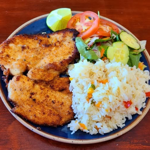 Milanesa con ensalada y arroz