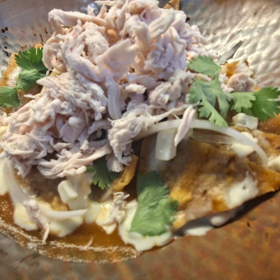 Chilaquiles Rojos Clasicos + Pollo