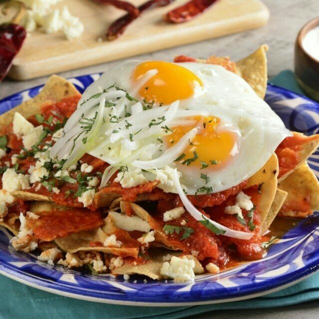 Chilaquiles divorciados con huevo.