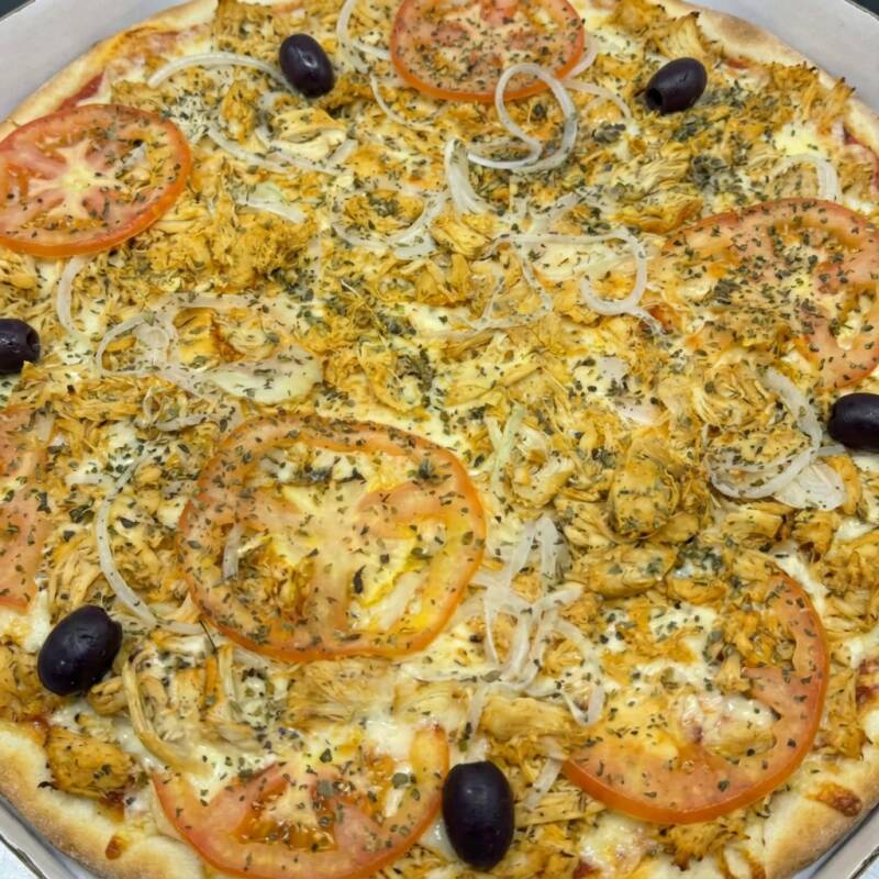 Molho de tomate, queijo mussarela, frango, cebola, tomate, azeitona e orégano.