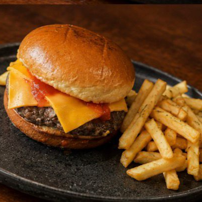 Hambúrguer artesanal + queijo + molho especial da casa, no pão brioche. Acompanha batata frita. 🍔🍟