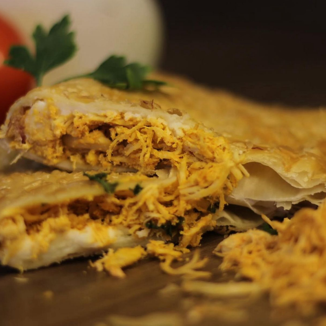 Delicioso Paste de Frango com Catupiry Cremoso, recheadissimo, crocante, frito na hora e bem sequinho. Salgados, Coxinha, Salgados Gourmet, Calzone, salgaderia, pastelaria, bolinha de queijo, pastel, risoles, Coca cola, Guaraná Antartica, Entrega Grátis.