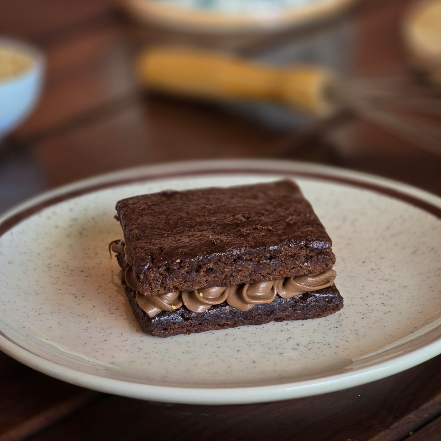O brownie que já nasce com o coração cheio... de creme de avelã! Preparado para essa explosão de cremosidade?