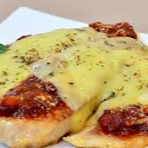 Filé de tilápia à parmegiana, arroz, fritas e salada da casa.