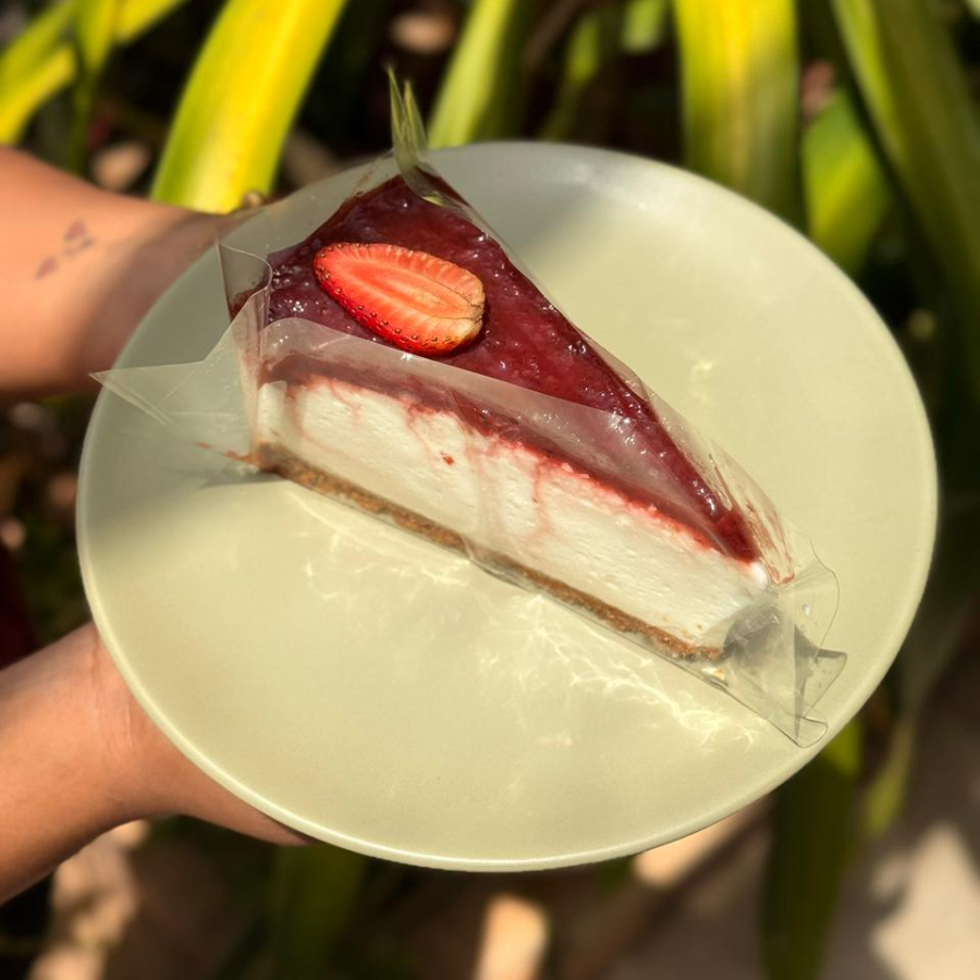 Base de biscoito amanteigado, recheio à base de cream chesse com cobertura de geleia artesanal de morango