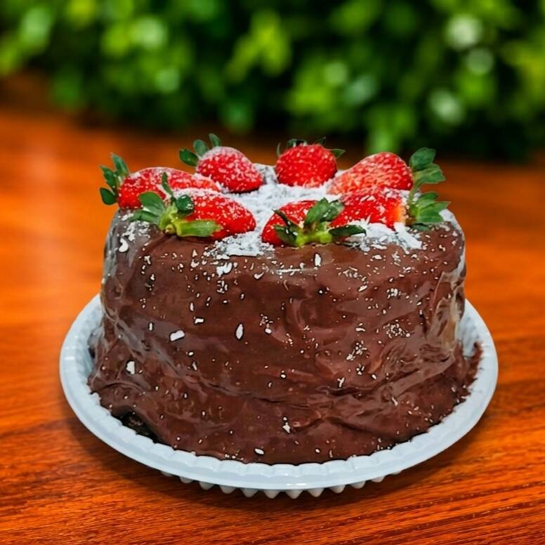 Prepare-se para uma experiência irresistível! Nosso Bolo Vulcão Prestígio é a combinação perfeita entre a cremosidade do coco e o sabor intenso do chocolate. Massa de chocolate ou coco, recheio de Prestígio com morangos Coberto do nosso exclusivo brigadeiro cremoso, que derrete na boca a cada garfada.
Toque Especial: Finalizado com morangos frescos selecionados, que trazem o equilíbrio perfeito entre o doce do brigadeiro e o frescor da fruta.
Aprox. 1.300kg - Sugestão de 12 fatias