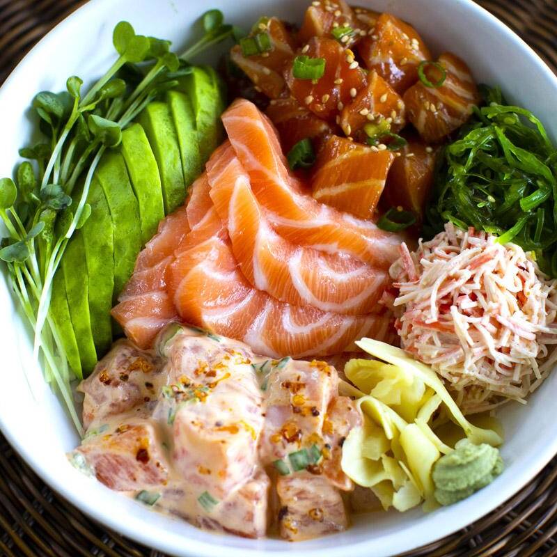 IMAGEM MERAMENTE ILUSTRATIVA
🥗 500 g aproximadamente
🐟 70 g de salmão
🦀 2 bastões de kani
🥑 Avocado
🥭 Manga
🥒 Sunomono
🫒 Azeitona
🌶️ Calabrenese + Tarê