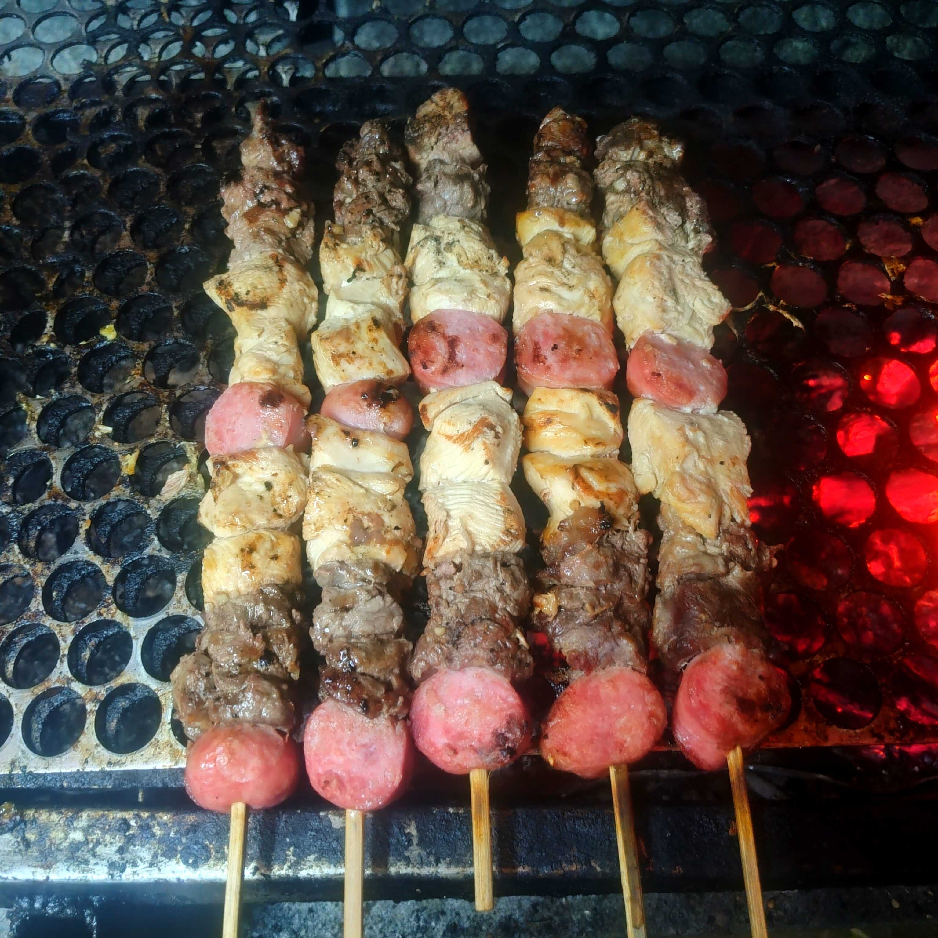 Uma combinação de frango, carne e linguiça, tudo em um único espeto para agradar a todos os gostos.