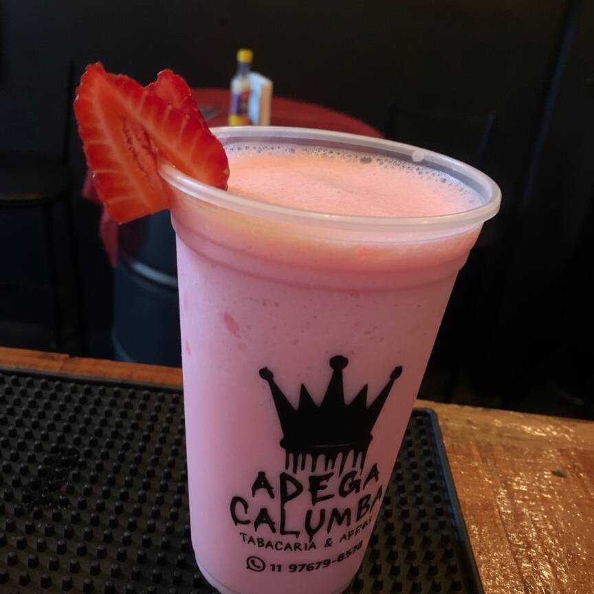 ballena, vodka, morango e gelo.