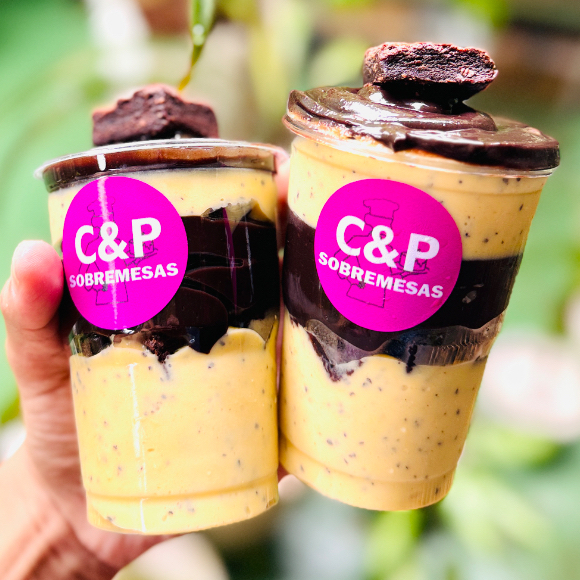 Mousse de maracujá, brownie e brigadeiro de cacau 50%. Copo 250 ml Tamanho de 250ml - serve 1 pesso