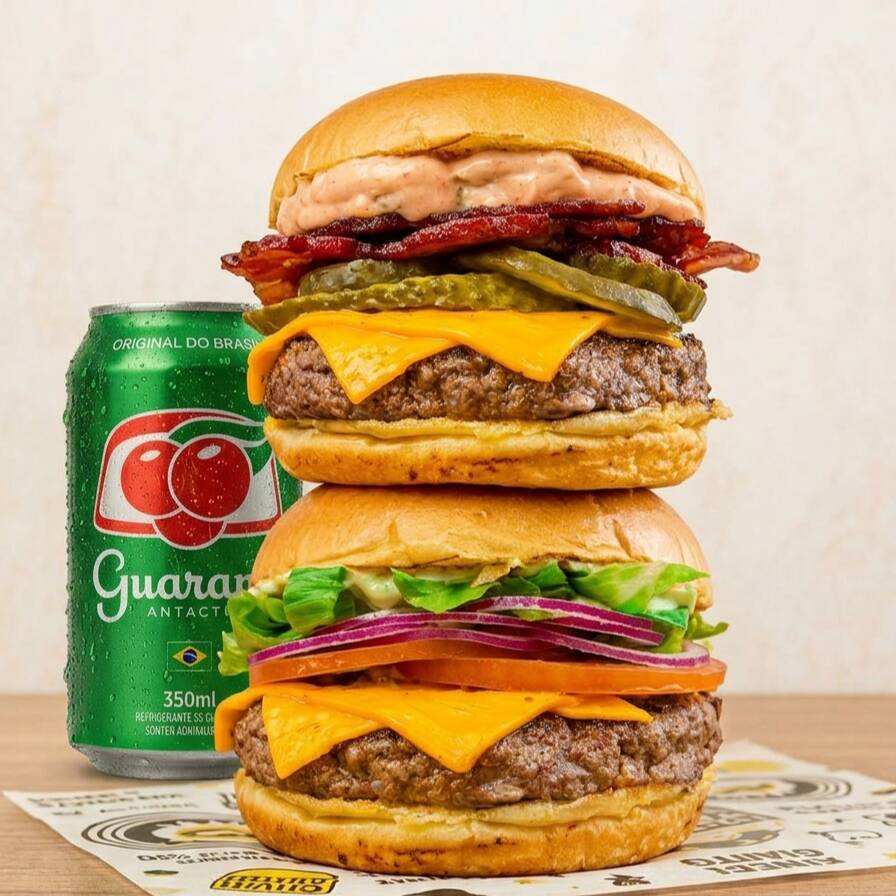 2 burgers do sabor que você escolher, acompanhados de refrigerante em lata geladinho.