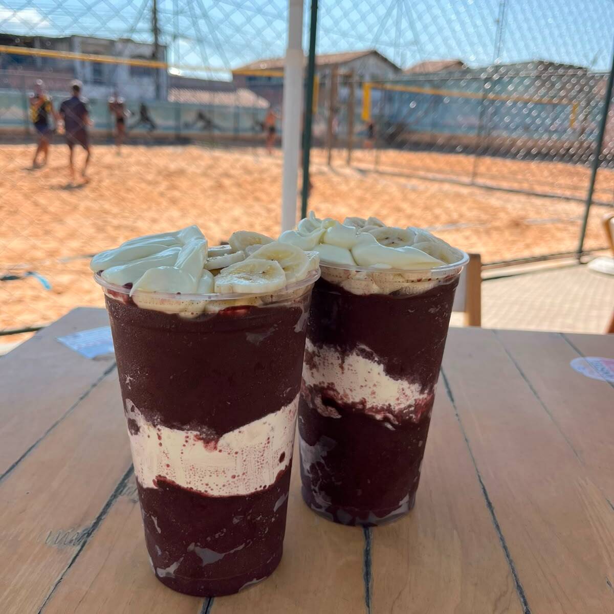 São 2 copos de açaí cremoso de 700ml com 4 adicionais(os itens devem ser selecionados) em camadas, podendo selecionar os adicionais. Não repetimos adicionais e não fazemos com menos de 4 adicionais diferentes.
OBS: Os itens selecionados iram junto ao copo