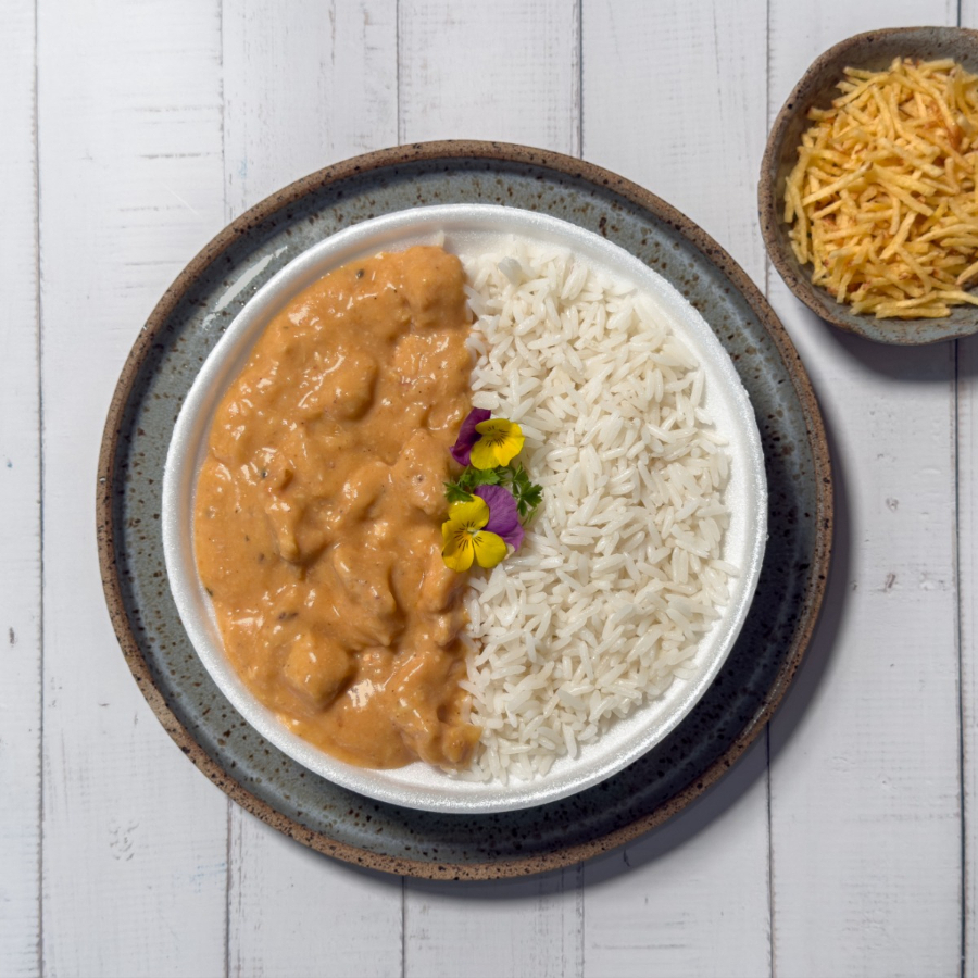 Estrogonofe de frango, arroz e batata palha (enviada separadamente).